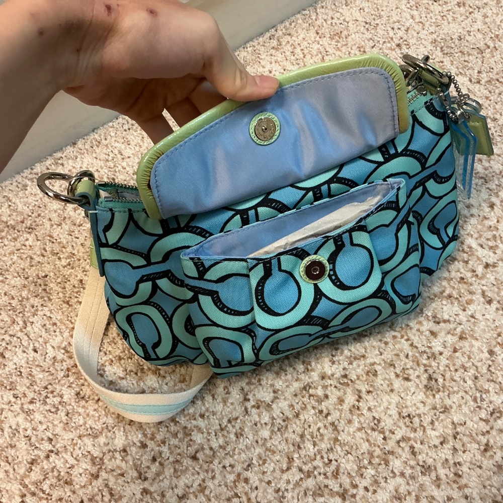New blue & green small Coach crossbody/shoulderbag with chain details in front. - Picture 3 of 6